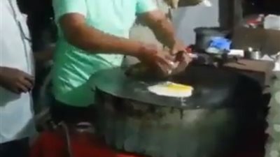شاهد| بيض يفسد محاولات شاب للطهي بطريقة مضحكة 
