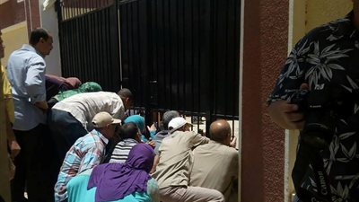 صور| تجمع أولياء الأمور أمام لجان امتحانات الثانوية 2018 بـ