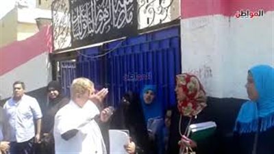 فيديو | محافظ الإسماعيلية يلتقى أولياء أمور طلبة الثانوية العامة 2018 أمام اللجان