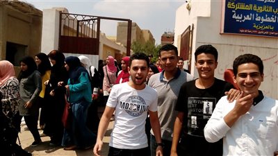 فيديو| أسر طلاب الثانوية العامة 2018 أمام اللجان تحت حرارة الشمس الحارقة 