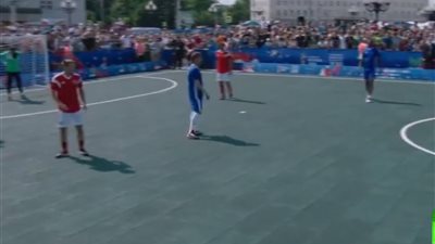 فيديو| مباراة ودية بين أساطير الفيفا ونجوم العالم في روسيا