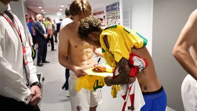 الفراعنة في كأس العالم| لقطة مثيرة بين نيمار ومودريتش بعد نهاية لقاء البرازيل وكرواتيا