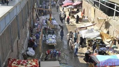 الباعة الجائلين يحتلون شارع العطار فى شبرا 
