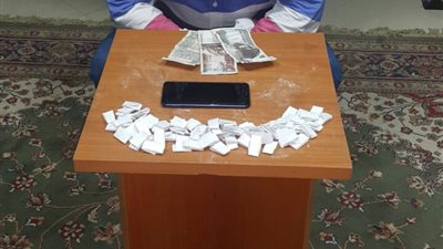 ضابط عاطل وربة منزل بحوزتهم مخدر الهيروين