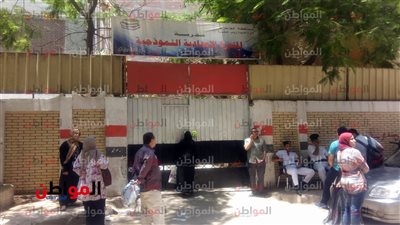 صور| أولياء الأمور يطمئنون على أبنائهم أثناء إمتحانات الثانوية العامة 2018