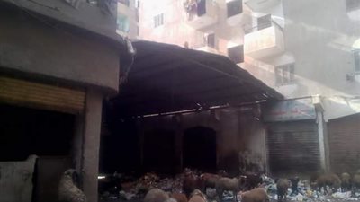 أكوام القمامة ومخلفات بناء تحاصر مسجد بـ 