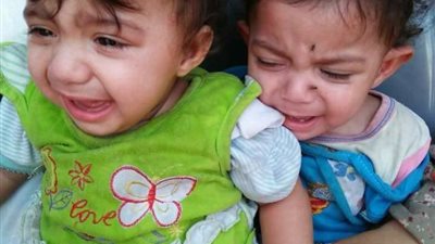صور| عودة طفلتين لوالدتهم تخلص منهم أبيهم بتركهم أمام مستشفى بـ