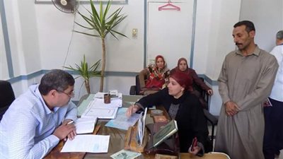 استقبال المواطنين لسماع شكواهم فى اللقاء المفتوح بـ