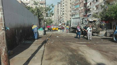 صور| رفع تراكمات القمامة بمحيط مقار لجان امتحانات الثانوية العامة بـ