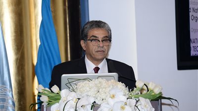 وزير البيئة يكرم النقيب العام للعاملين بالنظافة