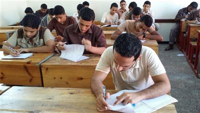 طلبة الثانوية العامة يبدأون امتحان 