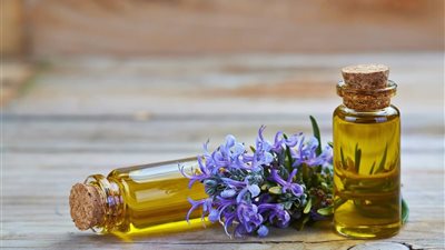 بالتفاصيل| زيت الروزماري يمنحك بشرة صحية خالية من الزيوت