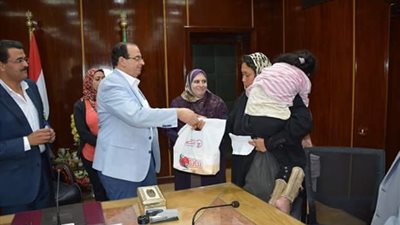 صور| محافظ الدقهلية يقف بجوار حالات إنسانية بـ