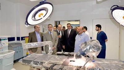 صور|رئيس جامعة المنصورة يتفقد تطوير وتحديث جناح العمليات بـ