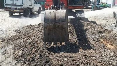 صور| مدير طرق دمياط يتابع أعمال رصف القرى 