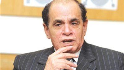  أستاذ قانون دستوري لـ