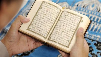 تعرف على حكم القراءة من المصحف أثناء الصلاة