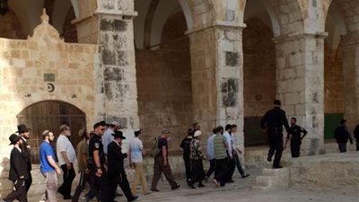 فيديو| توتر داخل الأقصى بعد اقتحام مستوطنين لباحاته