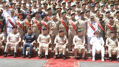صور| وزير الدفاع يشهد تخريج دورات جديدة من دارسي أكاديمية ناصر العسكرية العليا