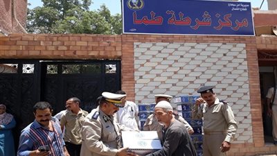 صور| توزع 310 كراتين رمضان على المواطنين بمركز طما بـ