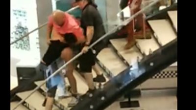 مشاجرة عنيفة بين 4 أشخاص داخل مول تشعل 