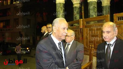 صور| رئيس الاذاعة والتليفزيون السابق يصل عزاء أحمد سعيد بـ