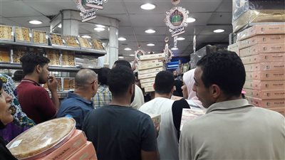 صور| محال الحلويات تزدحم بـ