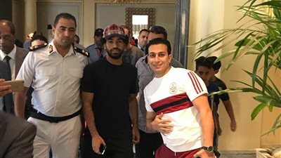 محمد صلاح يلقتط صور تذكارية مع الجماهير في مطار الإسكندرية