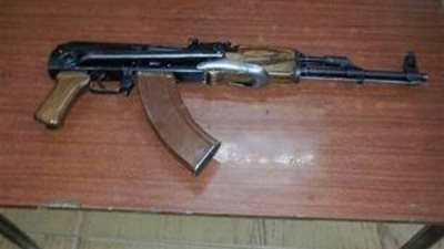 ضبط سلاح ناري بحوزة 3 مسجلين خطر 
