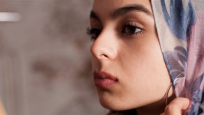 شاب يصطدم من فتاة تخلع جمالها أمامه 