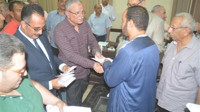 محافظ المنيا يسلم مساعدات مادية وعينية لأسر المنازل الثلاثة المنهارة في مغاغة