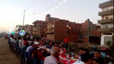 فيديو| أهالى قرية محلة ابو علي بـ الغربية يجتمعون على مائدة إفطار واحدة