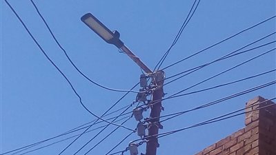 صور| مركز الخارجة يواصل تركيب كشافات الليد بـ شوراع المدينة