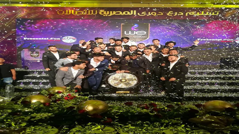 لاعبو الأهلي مع درع