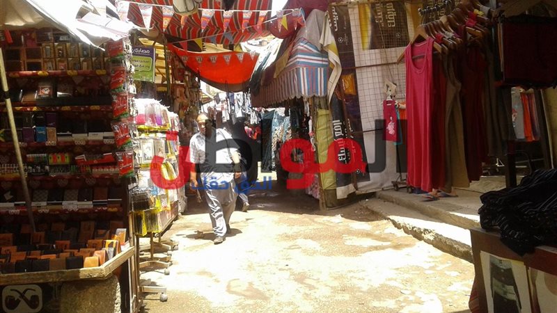 صورة من أمام المحلات