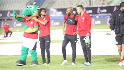 الفراعنة في كأس العالم| الجماهير المصرية تلتقط بعض الصور مع محمد صلاح قبل السفر لـ