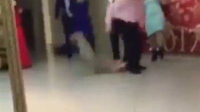 شاهد| رجل يتسبب في سقوط مفزع لـ