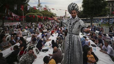 يهود تركيا ينظمون مأدبة إفطار جماعية لجيرانهم المسلمين