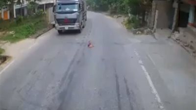 فيديو| طفل يتسلل من المنزل ويعبر طريق السيارات بطريقة مفزعة