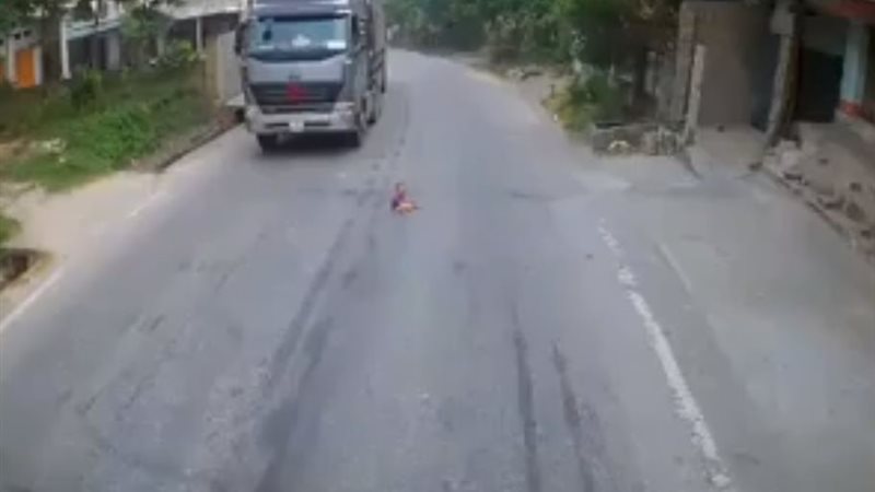 طفل يتسلل من المنزل