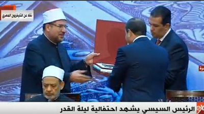وزير الأوقاف يهدي الرئيس السيسي كتابين من إنتاج الوزارة 