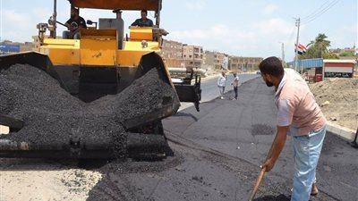صور| رئيس مركز ومدينة بلطيم يتابع أعمال الرصف بالطريق الدائرى 