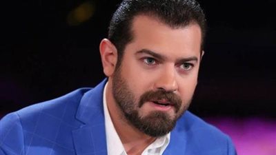 عمرو يوسف ينشر صورة جديدة من كواليس مسلسل طايع