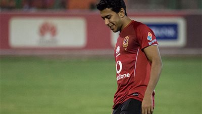 صورة| أحمد حمودي يفتح النار على مدرب الأهلي السابق