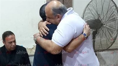 صور| أيمن يونس في عزاء مجدي السيد لاعب الزمالك السابق
