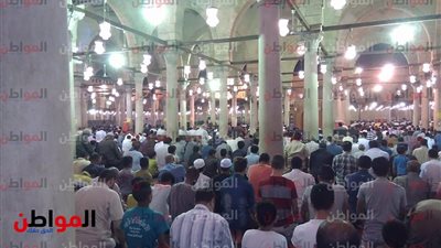 مسجد عمرو بن العاص يمتلئ بالمصلين في ليلة الـ 27 من رمضان