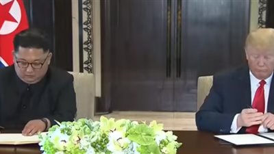 فيديو| لحظة توقيع الوثيقة التاريخية بين ترامب وكيم