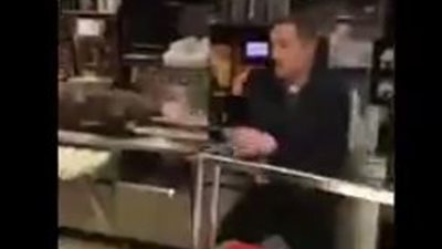 فيديو| شاهد ماذا فعلت فتاة اعتدى عليها شاب بالضرب داخل مطاعم