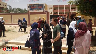 شاهد|  بكاء وانهيار الطلاب أمام لجان الوادي الجديد عقب امتحان اللغة الانجليزية