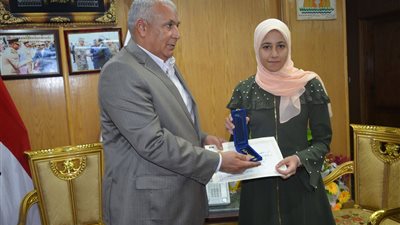 محافظ الوادي الجديد يكرم الطلاب المتفوقين ويمنحهم جوائز بـ 50 ألف جنيه